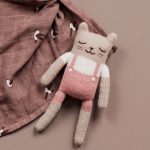 gatito-traje-rosa-main-sauvage